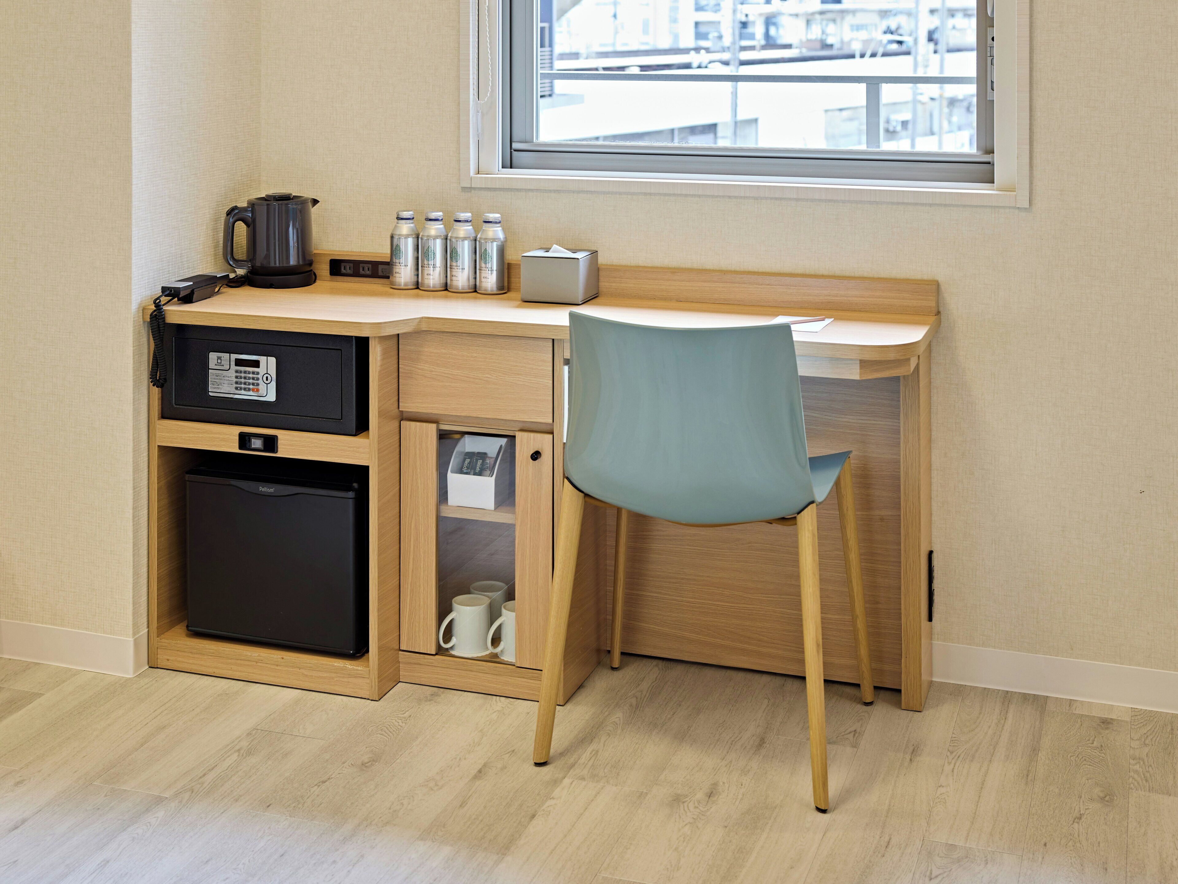 Un espacio de trabajo funcional con escritorio, silla, almacenamiento y ventana con vistas.