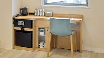 Un espacio de trabajo funcional con escritorio, silla, almacenamiento y ventana con vistas.