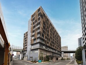 Un immeuble à plusieurs étages doté de balcons, d’une entrée couverte et d’une enseigne indiquant « Centara Life ».