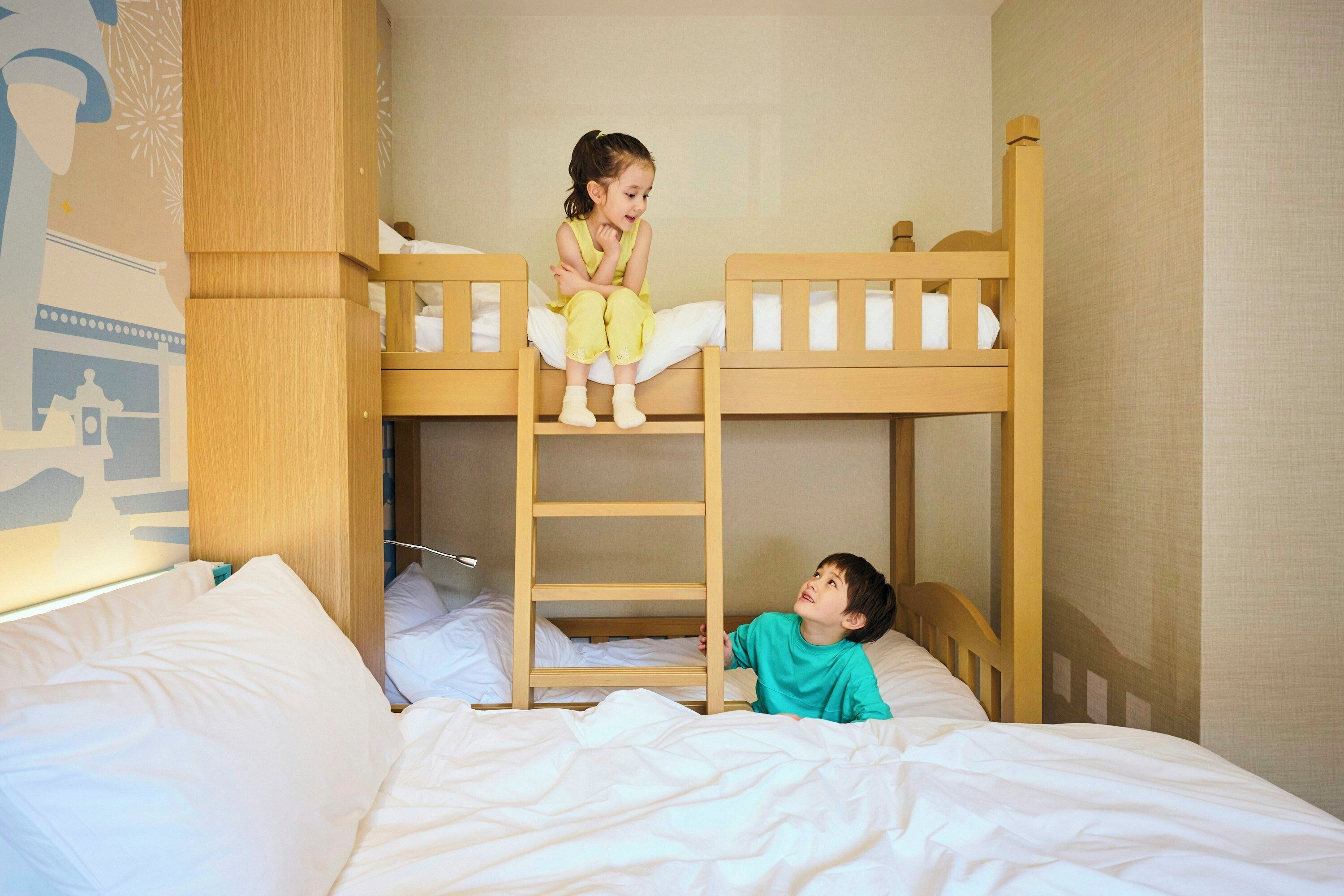 Ein Etagenbett mit zwei Kindern, einem oben und einem unten.