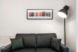 Apartamento, vista para a montanha | Sala de estar | TV 30 polegadas com canais digitais