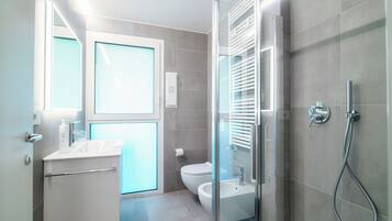 Appartamento, vista montagna | Bagno | Doccia, set di cortesia gratuito, asciugacapelli, bidet