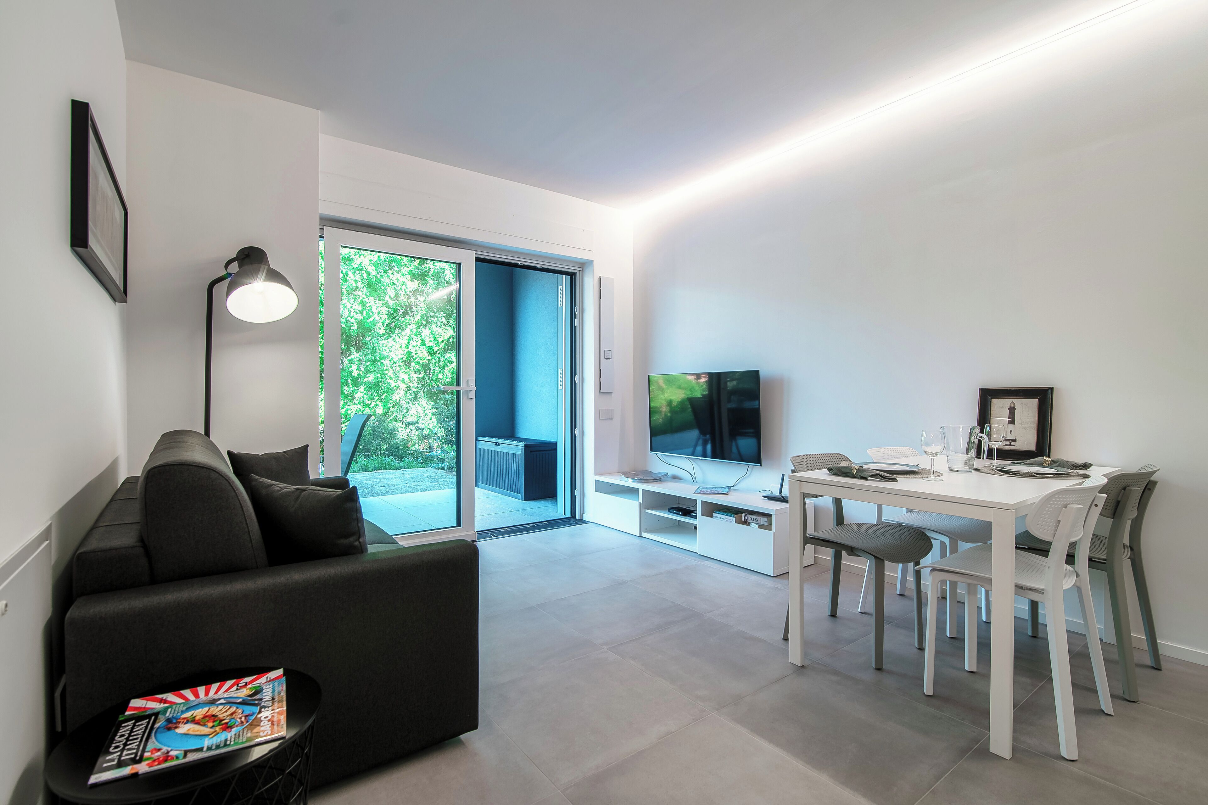 Apartamento, vista para a montanha | Área de estar | TV 30 polegadas com canais digitais