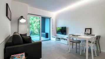 Apartamento, vista para a montanha | Área de estar | TV 30 polegadas com canais digitais