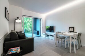 Apartamento, vista para a montanha | Área de estar | TV 30 polegadas com canais digitais