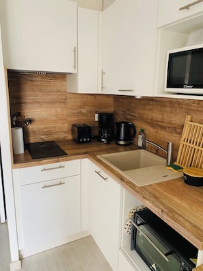 Geladeira, micro-ondas, fogão, cooktop