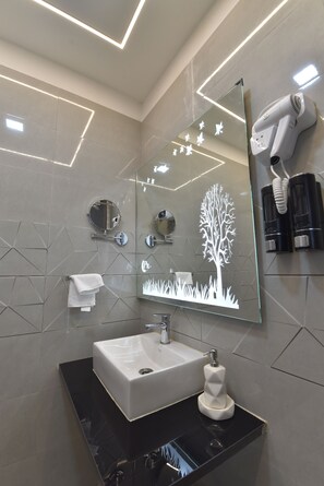 Deluxe Room | Bathroom | Shower, free toiletries, towels, soap