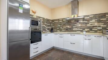 Køleskab, mikrobølgeovn, ovn, kogeplade