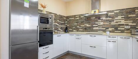 KĂŒhlschrank, Mikrowelle, Ofen, Herdplatte