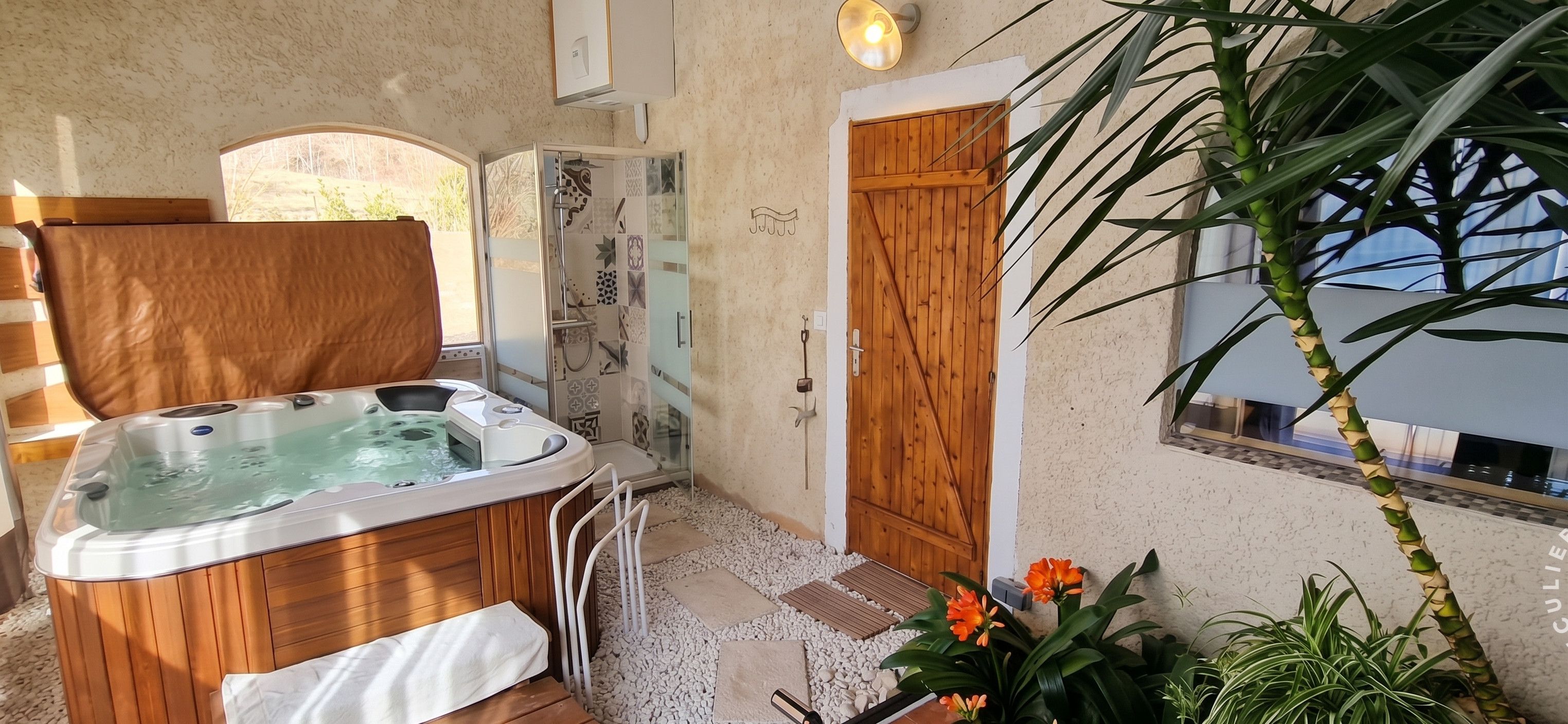 Indoor spa tub