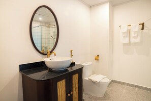 Superior tweepersoonskamer, balkon, uitzicht op zwembad | Badkamer