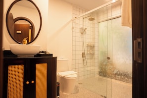 Basic Twin Room, Balcony | Bathroom - The Green Hotel Vientiane (Vientiane)