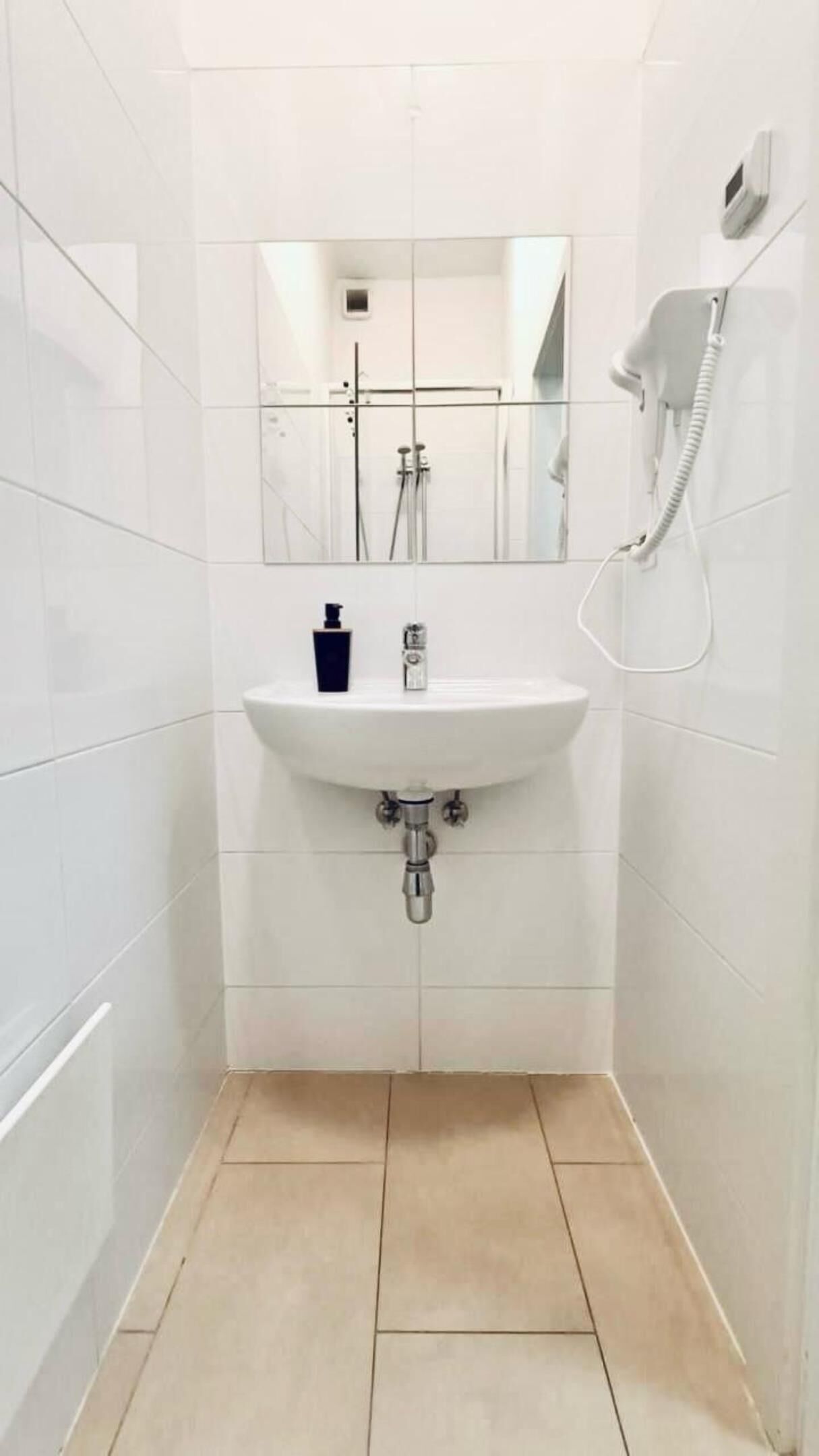 Basic Apartment | Bathroom | Shower, free toiletries, hair dryer, towels