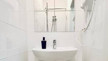 Ducha, artículos de tocador gratuitos, secador de pelo, toallas