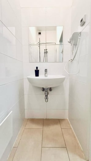 Basic Apartment | Bathroom