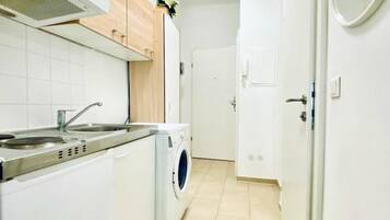 Appartamento Basic | Cucina privata | Microonde, forno, piano cottura, pentole/stoviglie/utensili