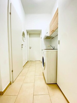 Căn hộ cơ bản | Bếp riêng | Lò vi sóng, lò nướng, bếp nấu, dụng cụ nấu nướng/bát dĩa/dao nĩa