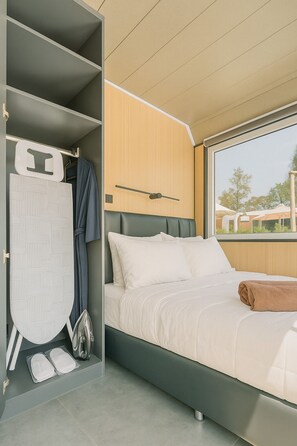 Tabla de planchar con plancha, wifi y ropa de cama 