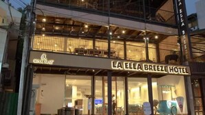 A multi-story hotel with balconies and a sign for "La Ella Breeze Hotel". - Oak Ray La Ella Breeze (Ella)