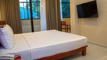 Caja de seguridad en la habitación y espacio para trabajar con laptop