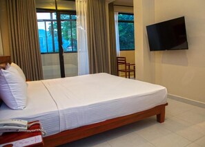 Deluxe Room | In-room safe, laptop workspace, free WiFi - Oak Ray La Ella Breeze (Ella)