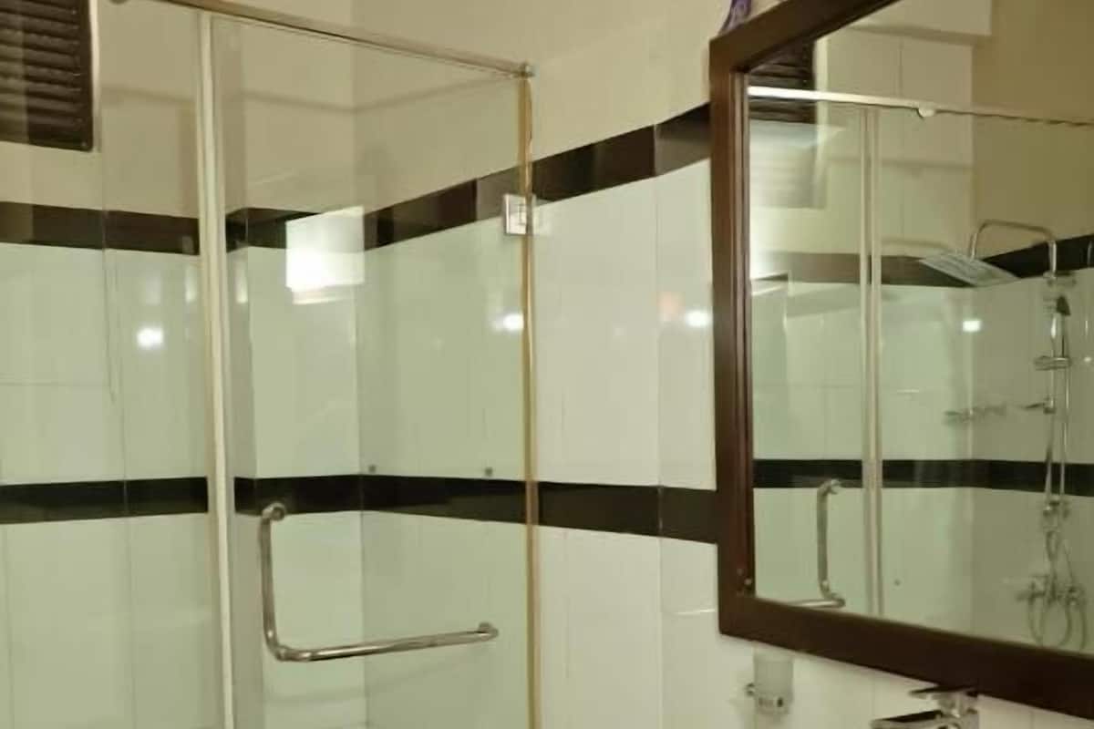 Deluxe Room | Bathroom | Slippers