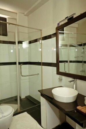 Deluxe kamer | Badkamer | Badjassen, pantoffels, een bidet