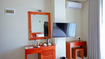 Caja de seguridad en la habitación y espacio para trabajar con laptop