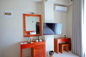 Deluxe Room | In-room safe, laptop workspace, free WiFi