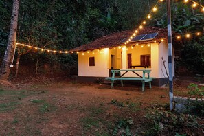Comfort Villa, Balcony, Mountain View | Free WiFi - Underground Hostel By Bilwa Estate (Madikeri)