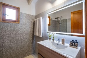 Hair dryer, towels - Villa Bini Oran- Large charming villa near beach (Binibeca)