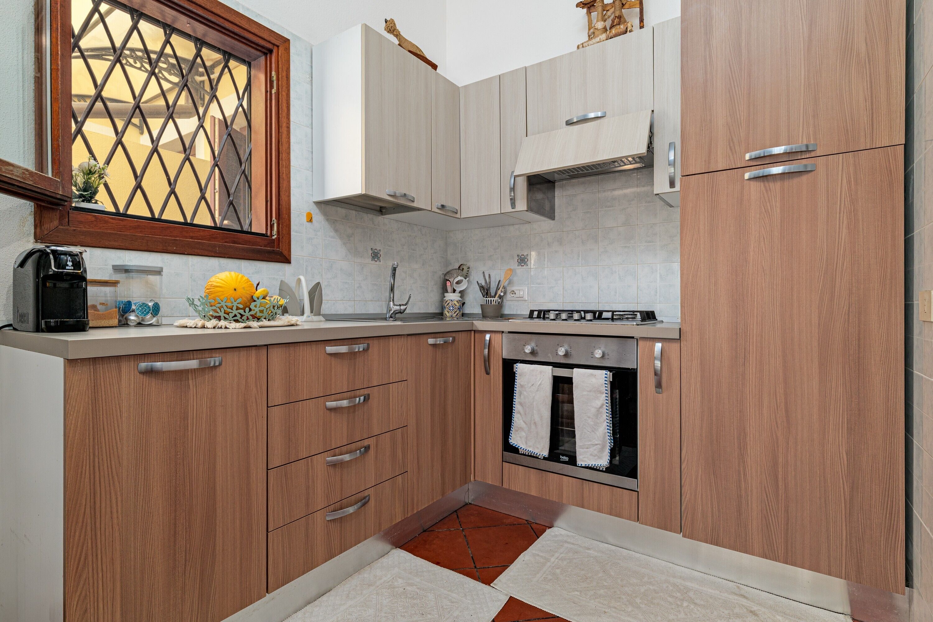 Coffee/tea maker, fridge, oven, stovetop
