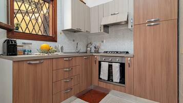 Coffee/tea maker, fridge, oven, stovetop