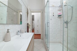Shower, hair dryer, towels - Holiday Home 'Villetta Via Tempio' with Private Terrace, Private Garden and Air Conditioning (San Teodoro)