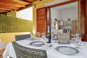 Dining - Holiday Home 'Villetta Via Tempio' with Private Terrace, Private Garden and Air Conditioning (San Teodoro)