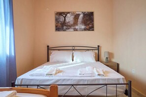 2 bedrooms, desk, iron/ironing board, free WiFi