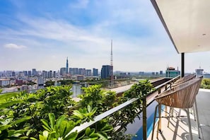 Suite Présidentielle, 2 chambres, accès au salon club, vue ville | Draps en coton égyptien, literie de qualité supérieure