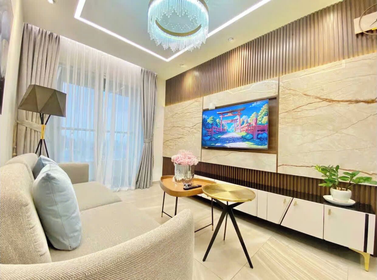 Familiesuite, 3 soverom, Club Lounge-tilgang, byutsikt | Oppholdsområde | En 65-tommers smart-TV med kabel-kanaler samt peis og Netflix