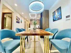 Suíte família, 3 quartos, acesso ao Club Lounge, vista para a cidade | Opções para refeição no quarto