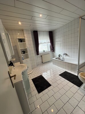 Shower, towels, soap, toilet paper - MonteurDomizil Übach-Palenberg (Übach-Palenberg)