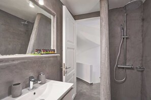 Shower, hair dryer, towels, soap - Superior Windmill with a private jacuzzi (FC2M+X3 Imerovigli, Greece)