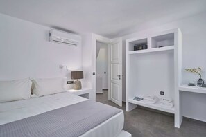 2 bedrooms, iron/ironing board, WiFi, bed sheets - Superior Windmill with a private jacuzzi (FC2M+X3 Imerovigli, Greece)