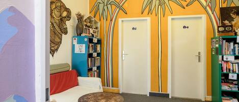 Coin salon dans le hall