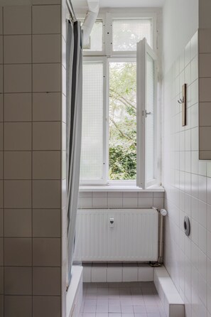 Shower, hair dryer, towels, soap - BackpackerBerlin (Berlin)