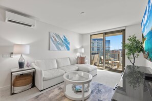 Smart TV - Lux Sky Ala Moana 39th Fl • Modern Monthly Suite/Walk to the mall, Magic Island (Honolulu)