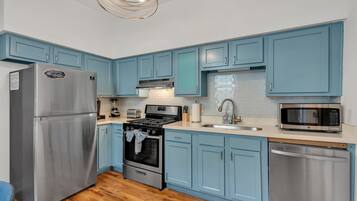 Geladeira, micro-ondas, cooktop, lava-louças