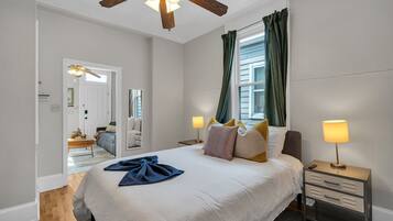 Escritorio, tabla de planchar con plancha, wifi gratis