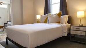 Escritorio, tabla de planchar con plancha, wifi gratis