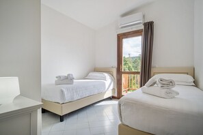 Tallelokero huoneessa, vauvan matkasänky