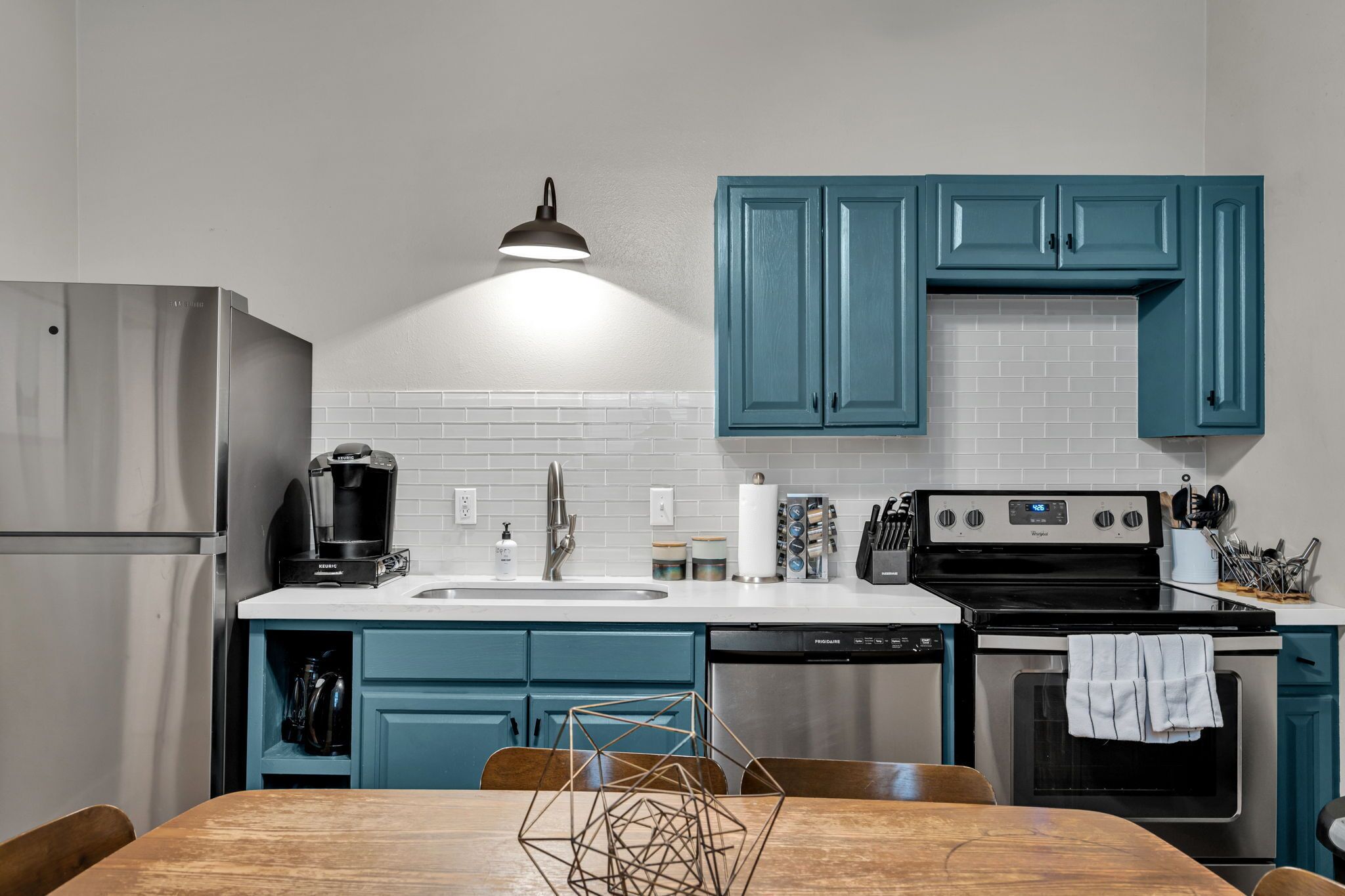 Refrigerador, microondas, horno y parrilla de estufa 